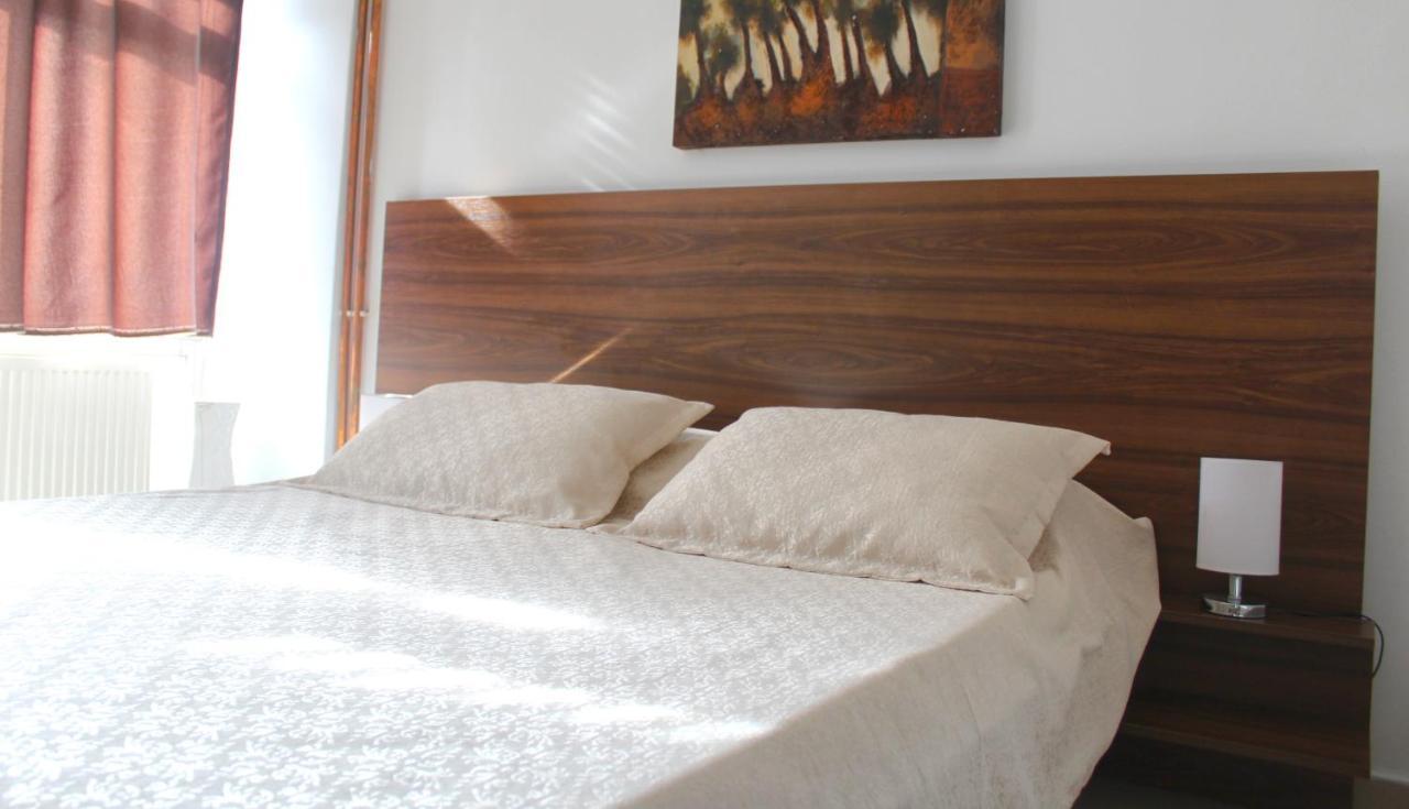 Hotel Kika Prishtine Bagian luar foto