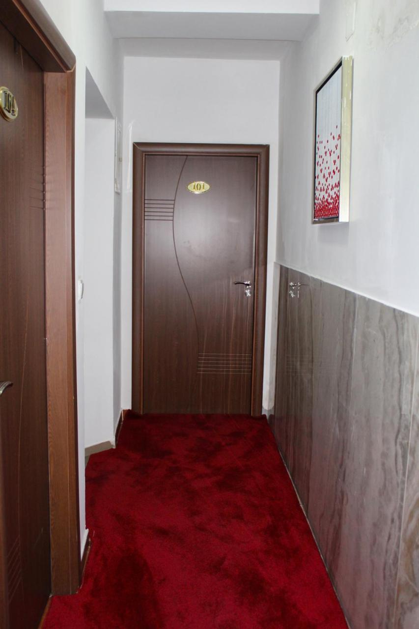 Hotel Kika Prishtine Bagian luar foto